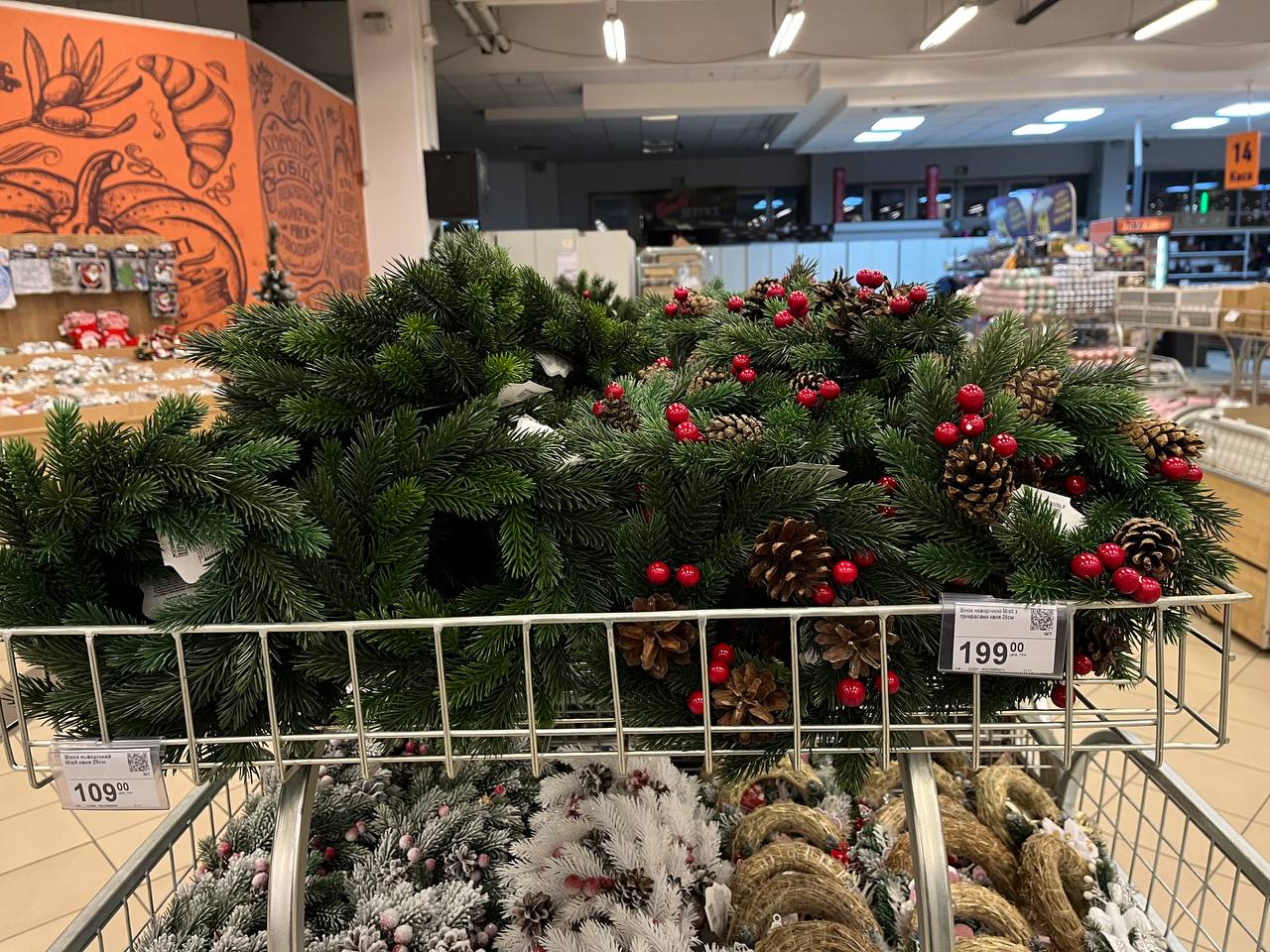 Новини Тернополя - фото з Гірлянди до 2000 гривень, а іграшки по 150: де дешевше та вигідніше купити новорічні прикраси