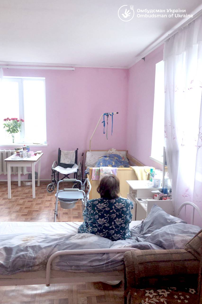 Новини Хмельницького - фото з У Хмельницькому перевірили будинок для літніх людей. Які порушення виявили На зображенні може бути: 1 особа, праска, лікарня, спальня та текст