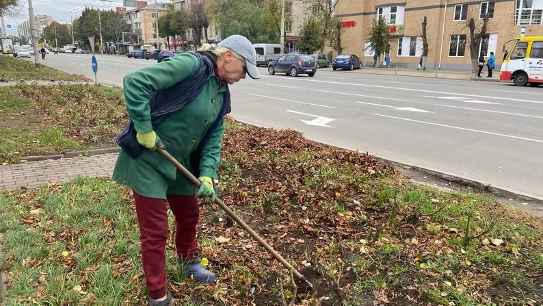 Новини Вінниці - фото з Майже 15 тисяч кущів: комунальне підприємство готує вінницькі троянди до зими