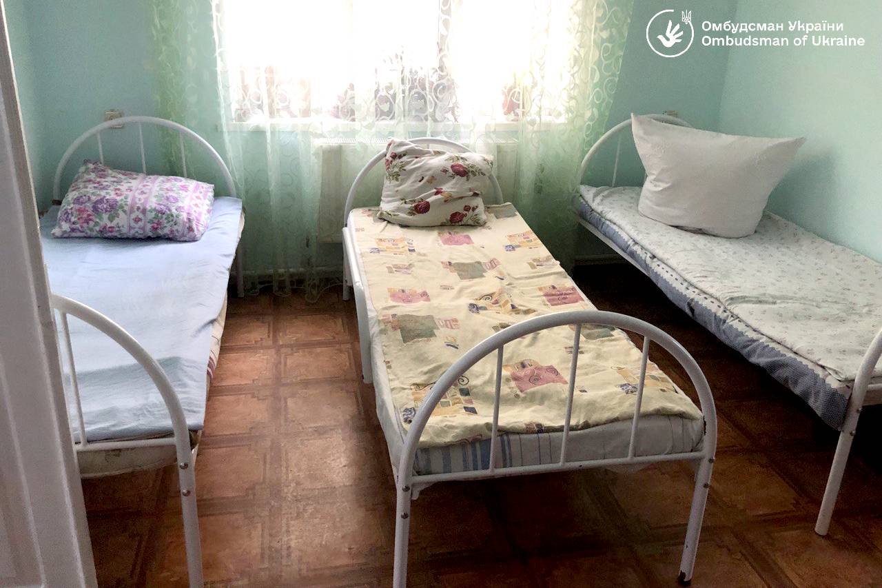 Новини Хмельницького - фото з У Хмельницькому перевірили будинок для літніх людей. Які порушення виявили На зображенні може бути: ліжко, москітна сітка та спальня