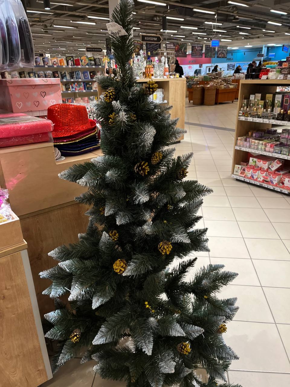 Новини Тернополя - фото з Гірлянди до 2000 гривень, а іграшки по 150: де дешевше та вигідніше купити новорічні прикраси