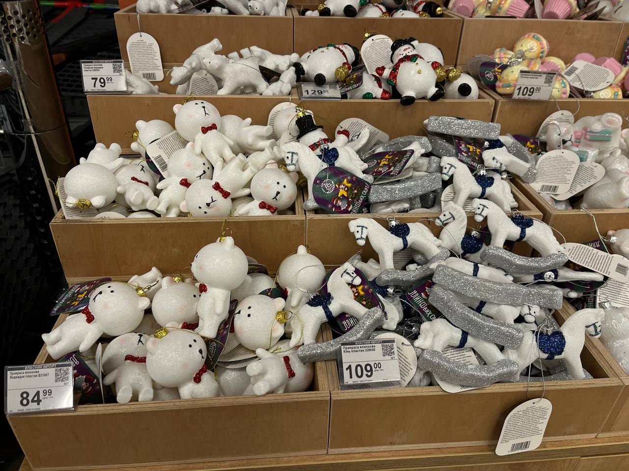 Новини Тернополя - фото з Гірлянди до 2000 гривень, а іграшки по 150: де дешевше та вигідніше купити новорічні прикраси