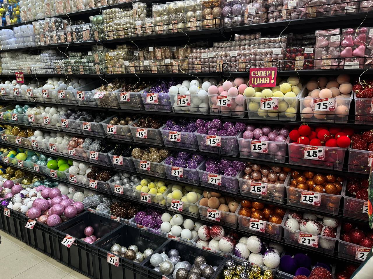 Новини Тернополя - фото з Гірлянди до 2000 гривень, а іграшки по 150: де дешевше та вигідніше купити новорічні прикраси