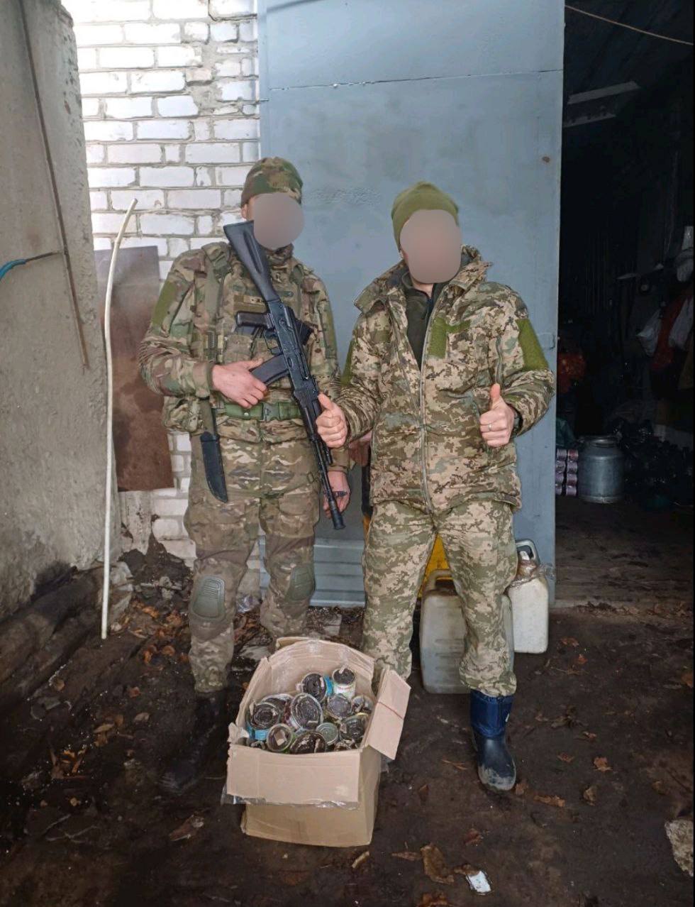 Новини Тернополя - фото з Заради Перемоги: переселенці на Тернопільщині виготовляють окопні свічки з вторсировини