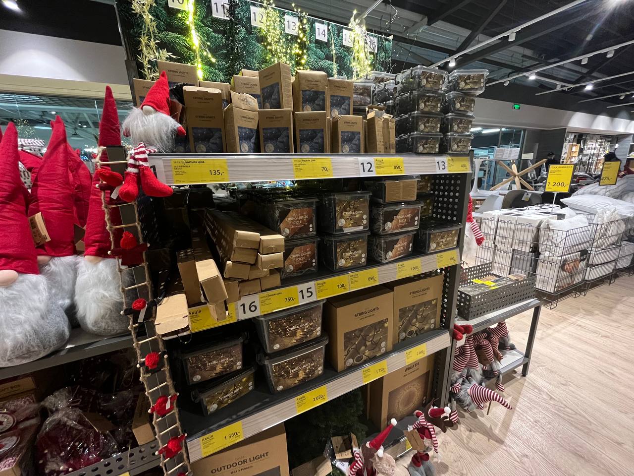 Новини Тернополя - фото з Гірлянди до 2000 гривень, а іграшки по 150: де дешевше та вигідніше купити новорічні прикраси