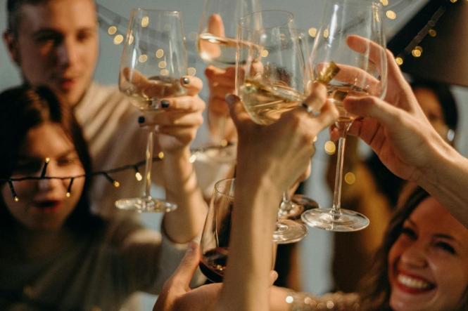 Новини Вінниці - фото з ТОП важливих новин на «20 хвилин» від 13 до 20 листопада, які ви могли пропустити Чи доречні новорічні корпоративи під час війни? Ми запитали вінничан