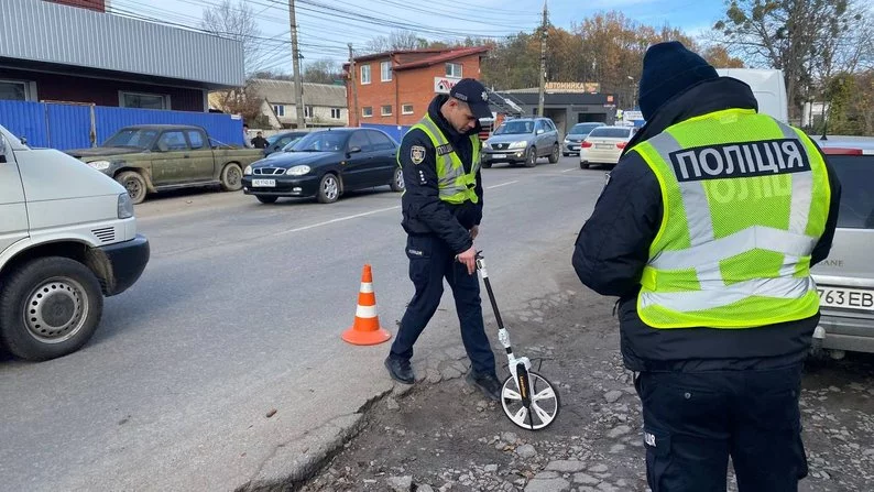 Новини Вінниці - фото з Патрульні поліцейські Вінниччини перевіряють стан доріг