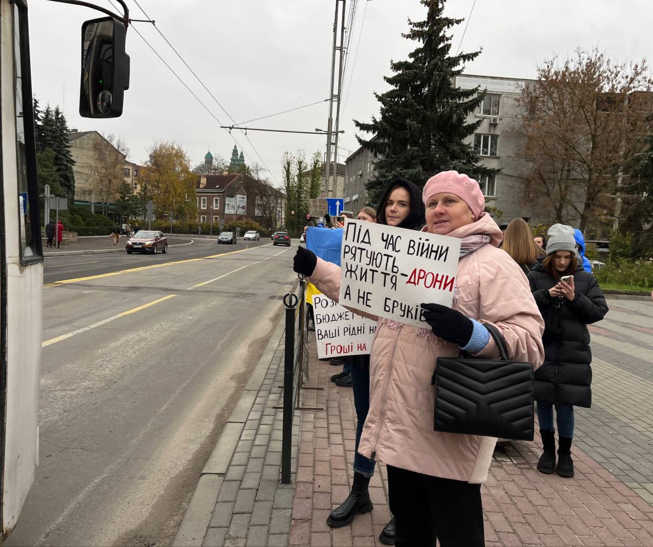Новини Тернополя - фото з Давайте дрон, а не бруківку! Тернополяни вимагають збільшити витрати на армію