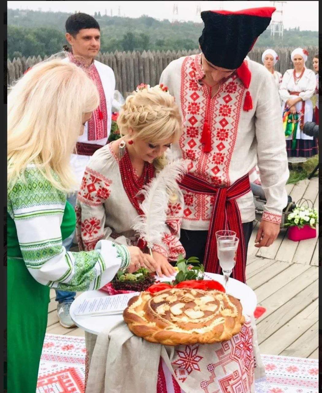 Новини Хмельницького - фото з Кохання перемагає. У Хмельницькому жінка організовує безкоштовні весілля для військових Нет описания.