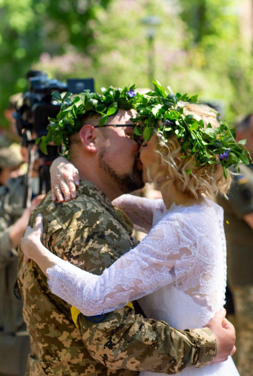 Новини Хмельницького - фото з Кохання перемагає. У Хмельницькому жінка організовує безкоштовні весілля для військових Нет описания.