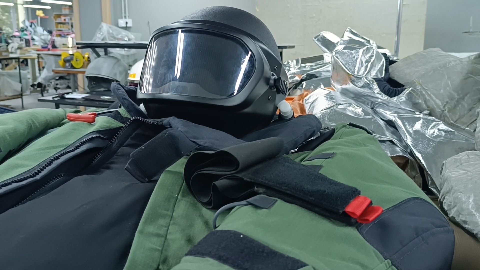 Новини Вінниці - фото з «Нас знають всі надзвичайники країни». У Вінниці шиють спецодяг для пожежників