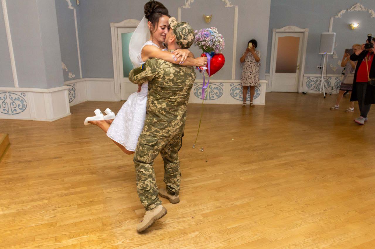 Новини Хмельницького - фото з Кохання перемагає. У Хмельницькому жінка організовує безкоштовні весілля для військових Нет описания.