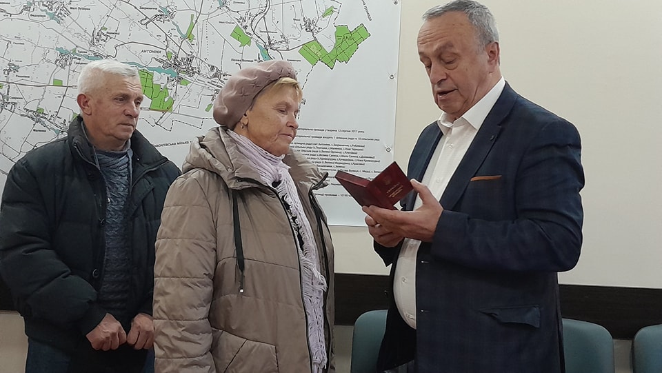 Возможно, это изображение 3 человека и текст