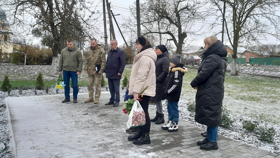 Возможно, это изображение 6 человек и дерево
