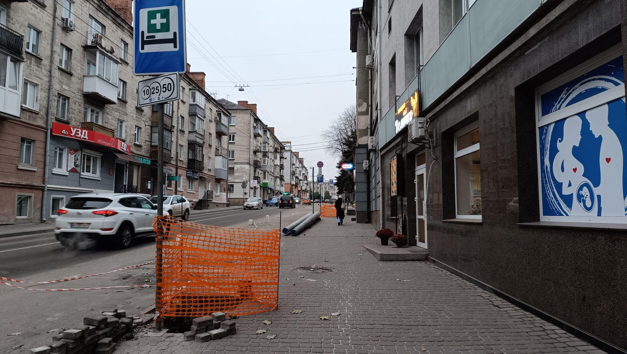 Новини Тернополя - фото з Стовпи, бруківка та сигнальні стрічки: що ремонтують на Замковій?