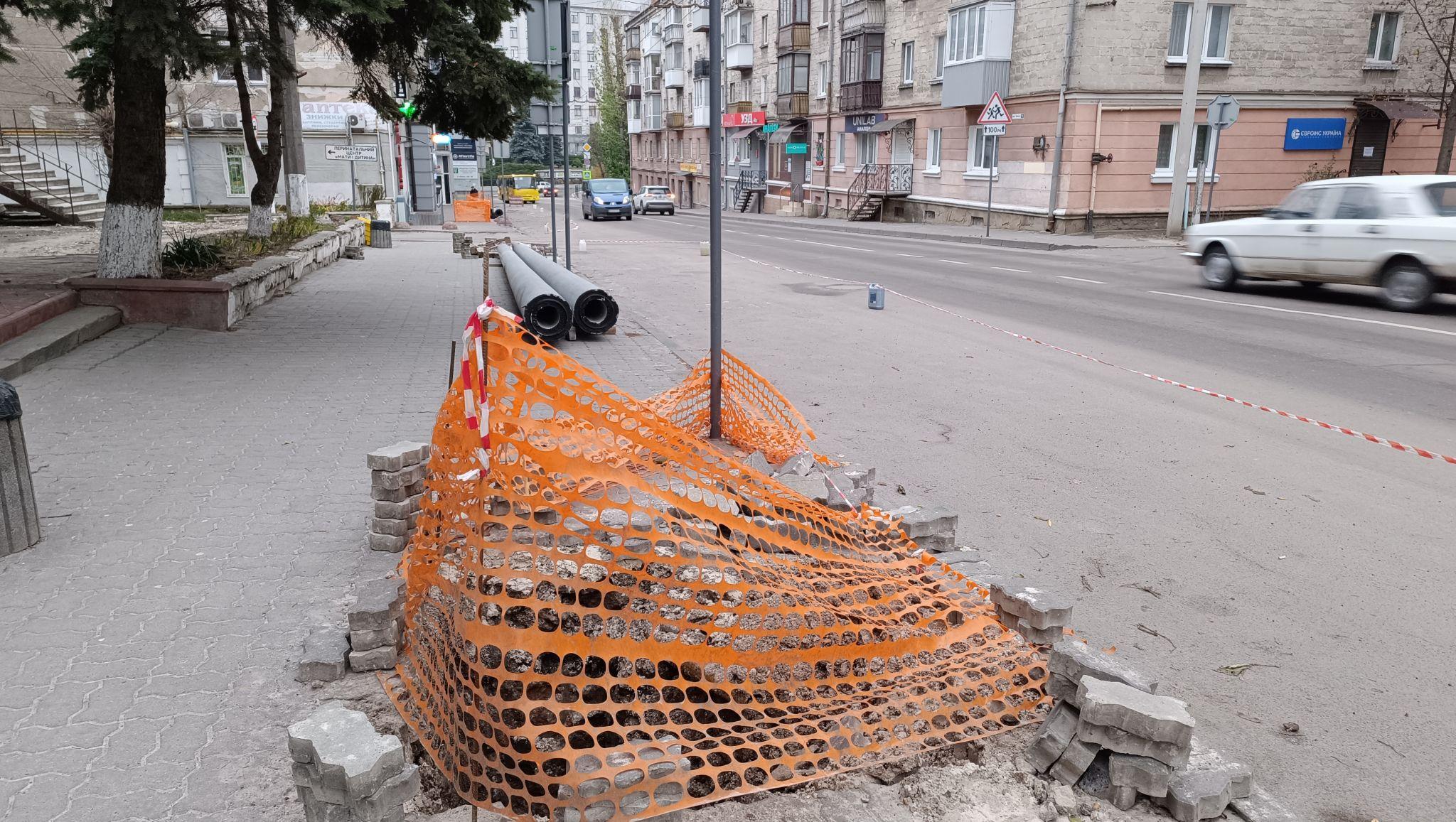 Новини Тернополя - фото з Стовпи, бруківка та сигнальні стрічки: що ремонтують на Замковій?