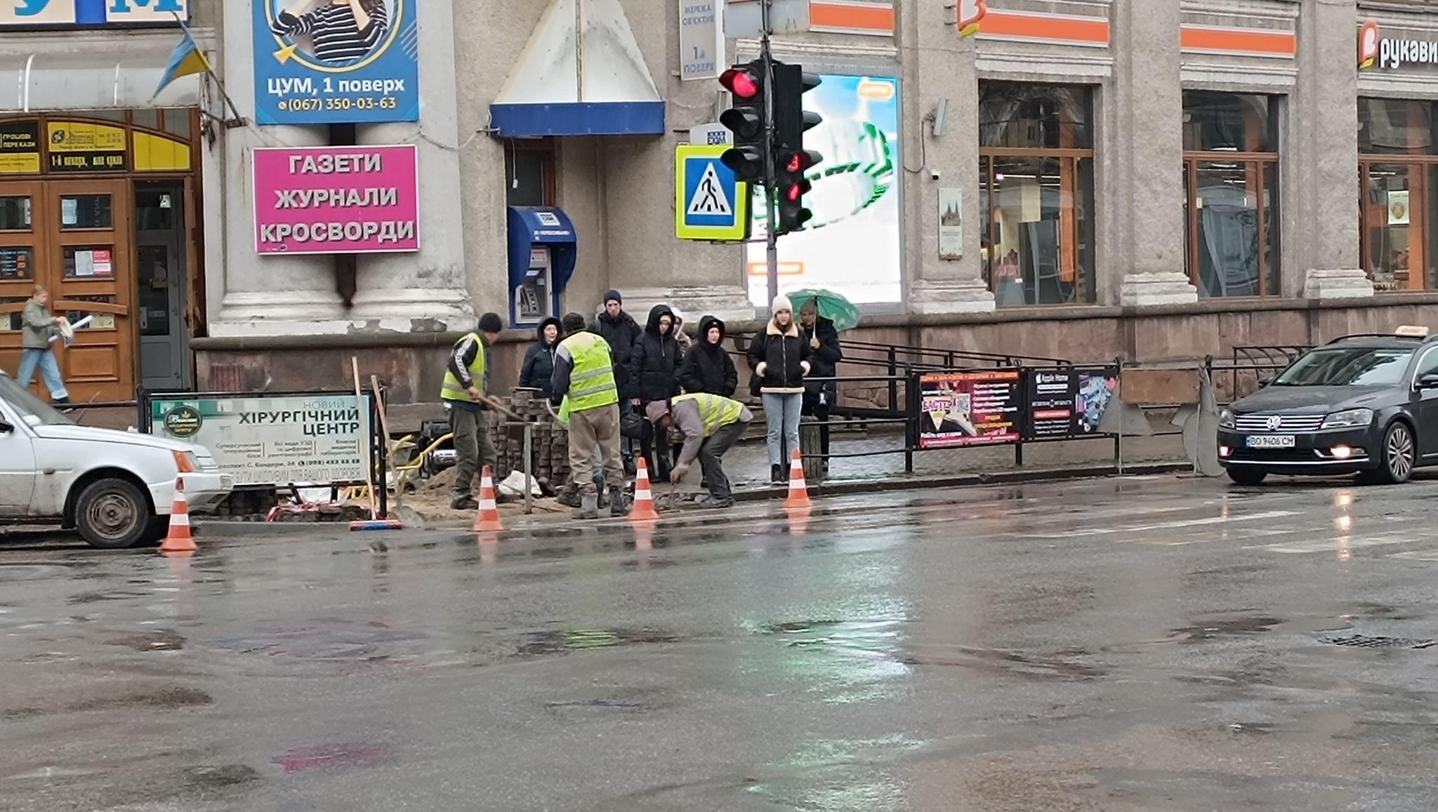 Новини Тернополя - фото з На вулиці злива, а біля ЦУМу кладуть бруківку: фотофакт