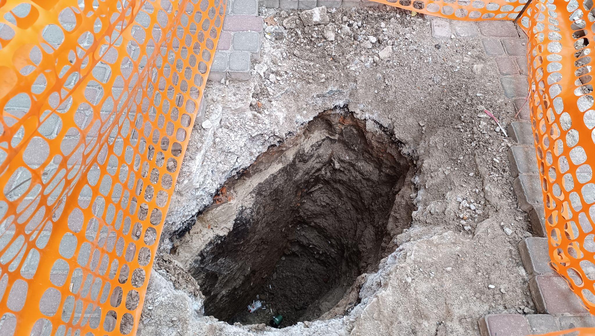 Новини Тернополя - фото з Стовпи, бруківка та сигнальні стрічки: що ремонтують на Замковій?
