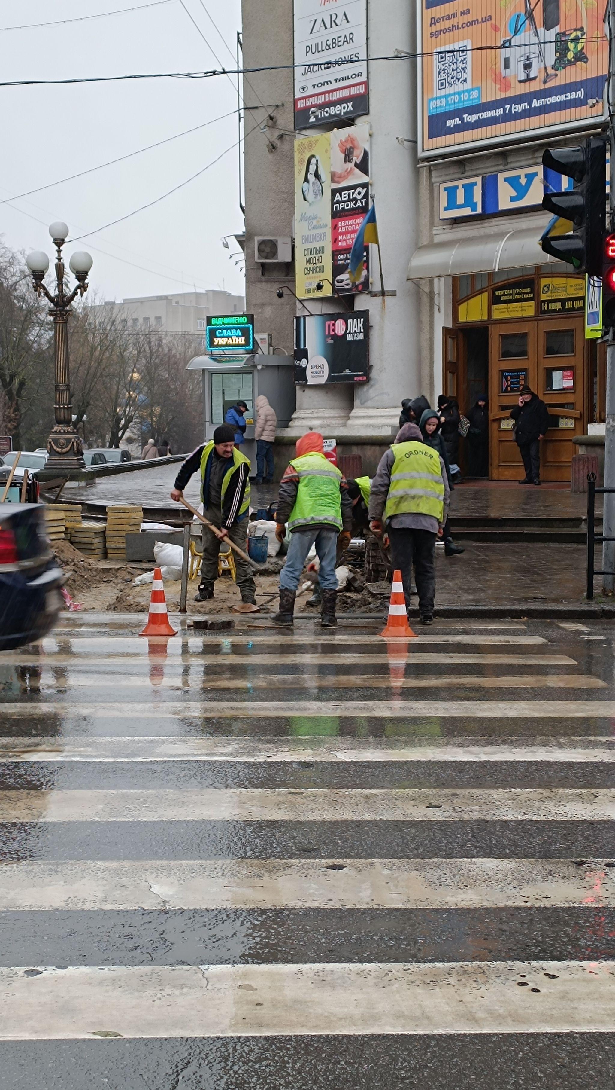 Новини Тернополя - фото з На вулиці злива, а біля ЦУМу кладуть бруківку: фотофакт