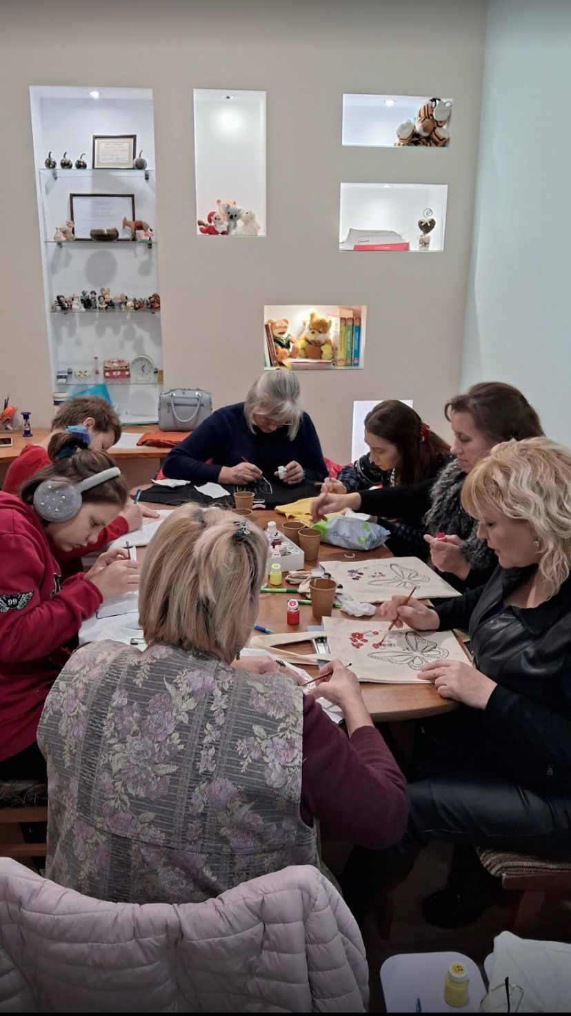 Новини Тернополя - фото з Іконописиця з Копичинець чекає чоловіка та сина з фронту і допомагає ЗСУ