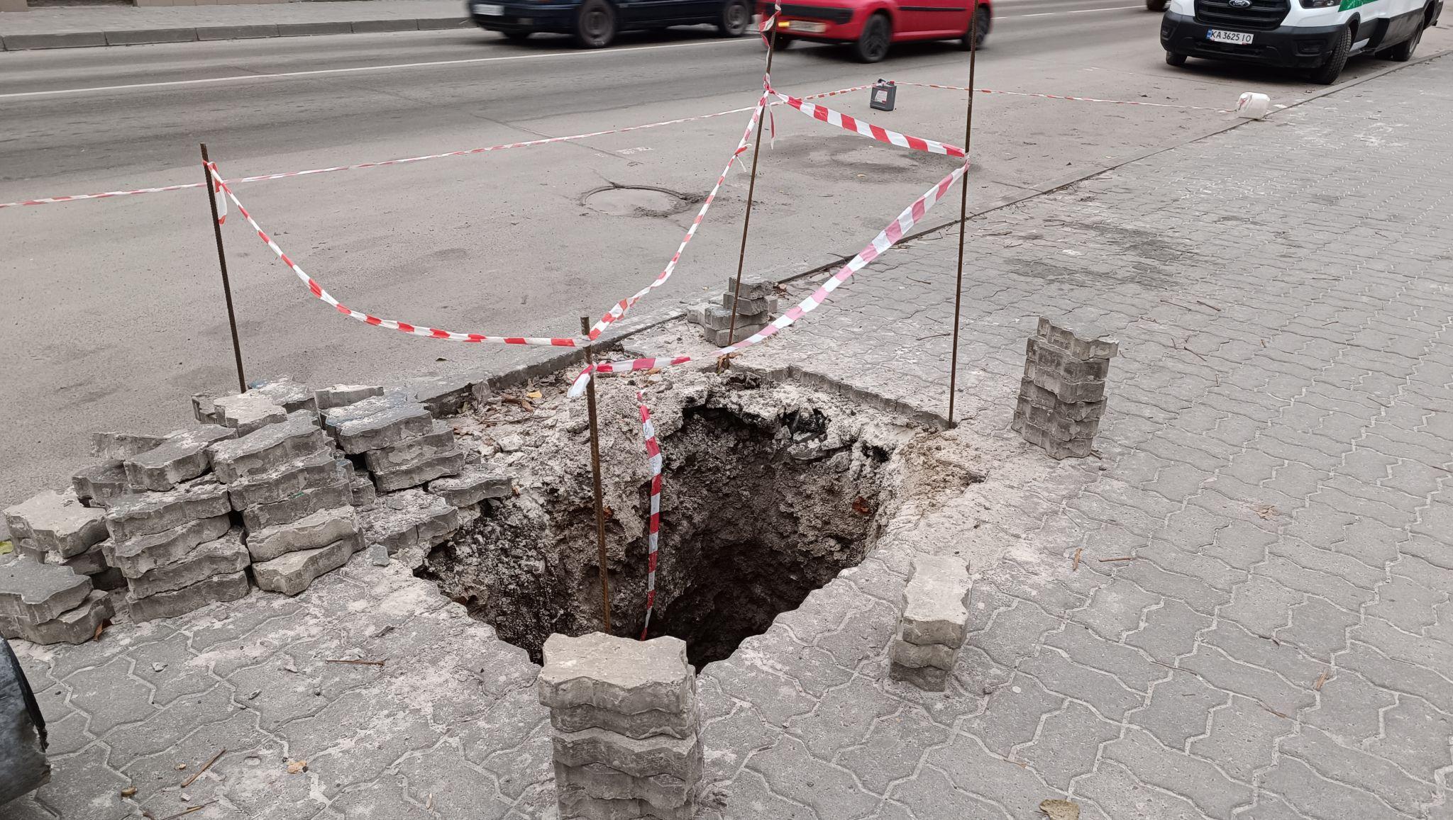 Новини Тернополя - фото з Стовпи, бруківка та сигнальні стрічки: що ремонтують на Замковій?