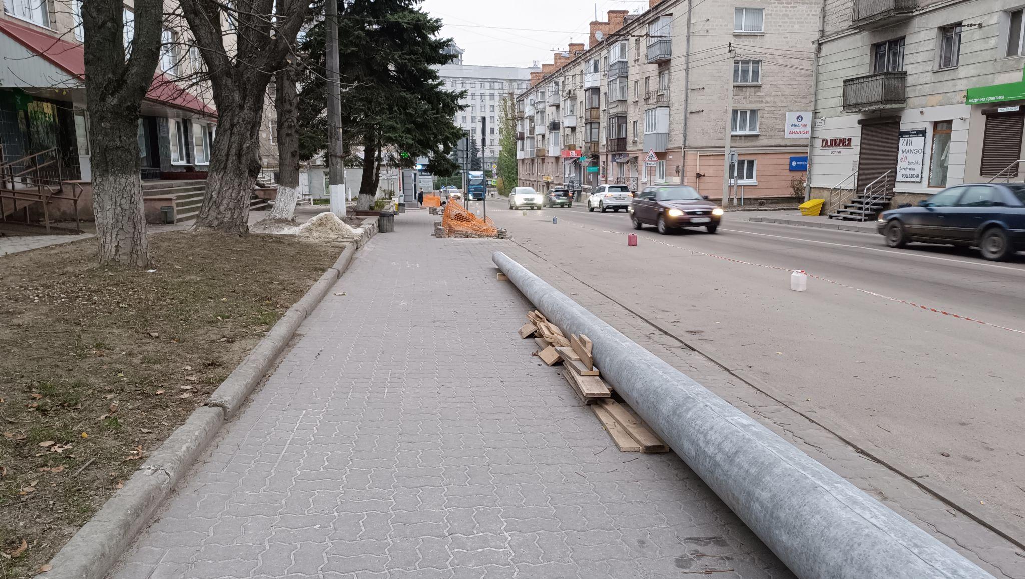 Новини Тернополя - фото з Стовпи, бруківка та сигнальні стрічки: що ремонтують на Замковій?