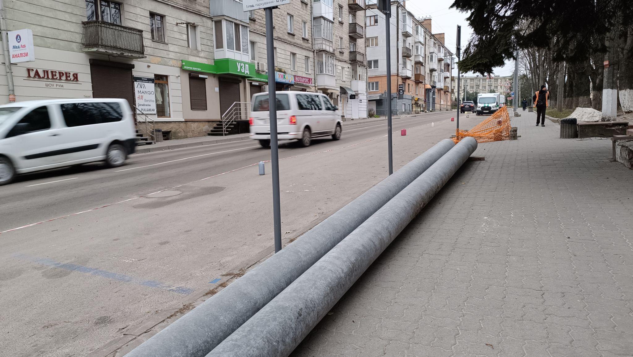 Новини Тернополя - фото з Стовпи, бруківка та сигнальні стрічки: що ремонтують на Замковій?