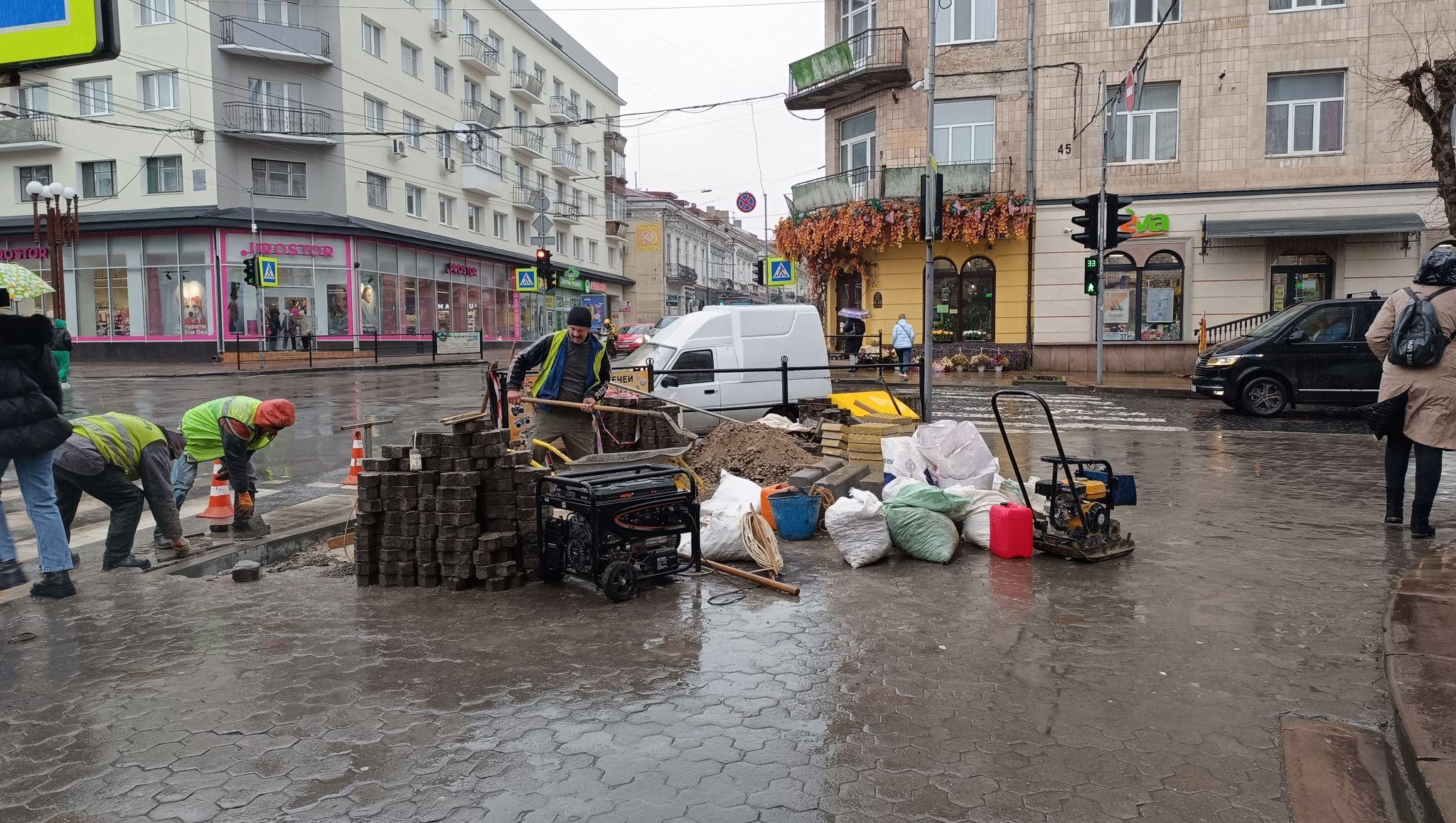 Новини Тернополя - фото з На вулиці злива, а біля ЦУМу кладуть бруківку: фотофакт