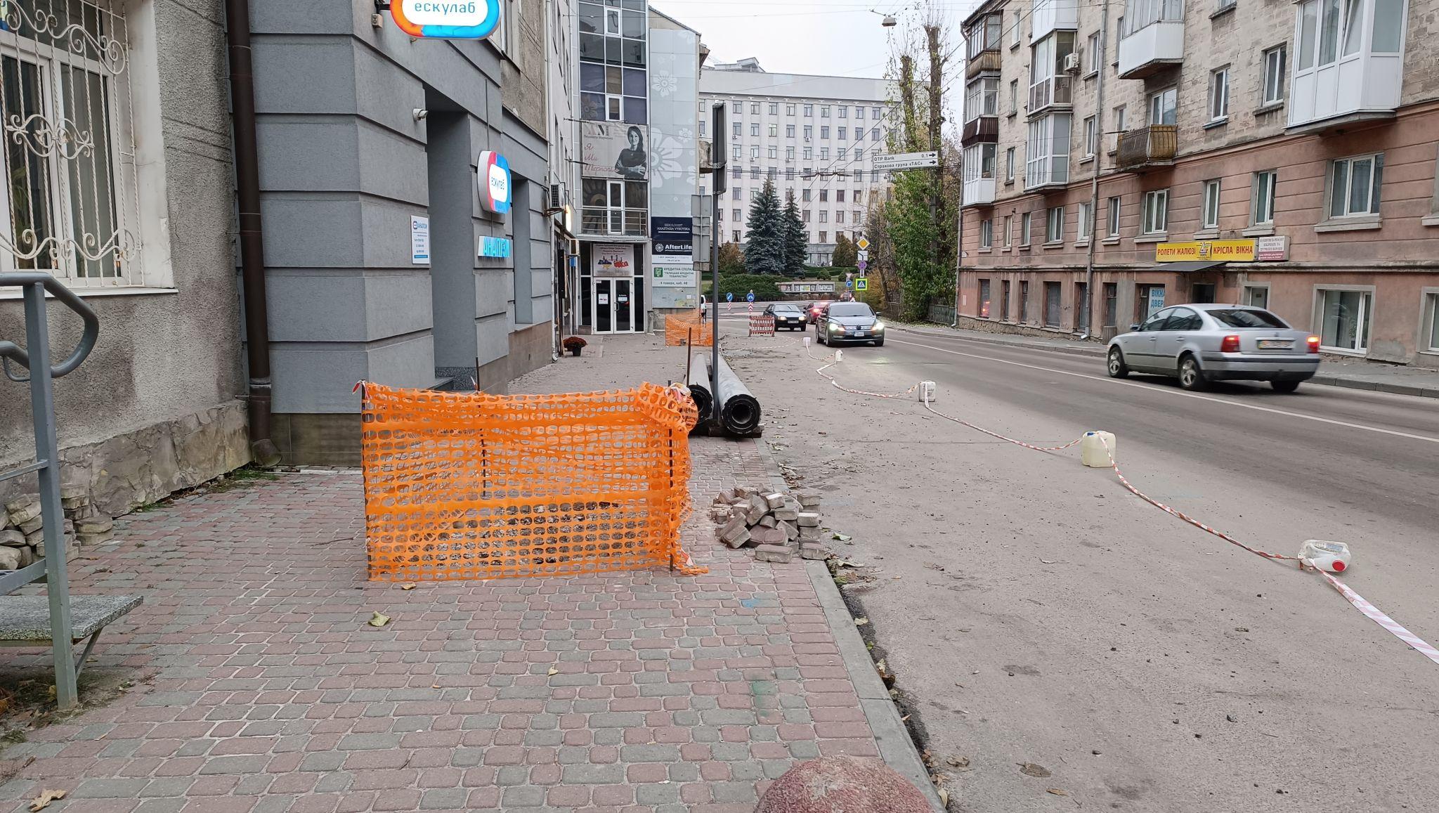 Новини Тернополя - фото з Стовпи, бруківка та сигнальні стрічки: що ремонтують на Замковій?