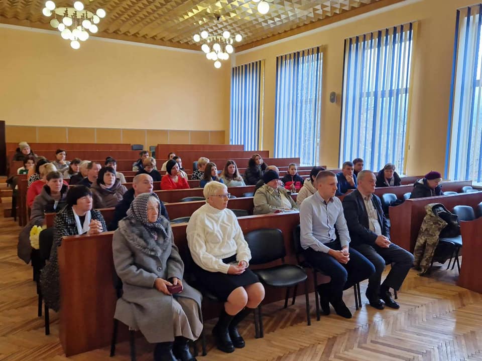 Новини Хмельницького - фото з Ордени “За мужність” вручили рідним загиблих військових з Хмельницького району Возможно, это изображение 7 человек и люди учатся