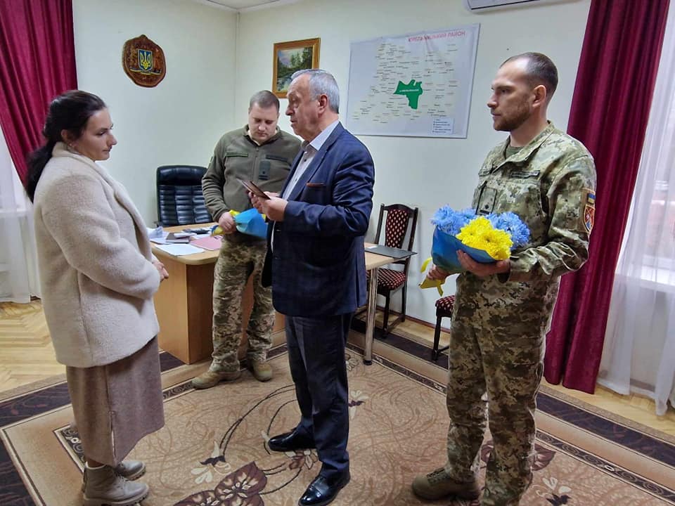 Новини Хмельницького - фото з Ордени “За мужність” вручили рідним загиблих військових з Хмельницького району Возможно, это изображение 4 человека и текст