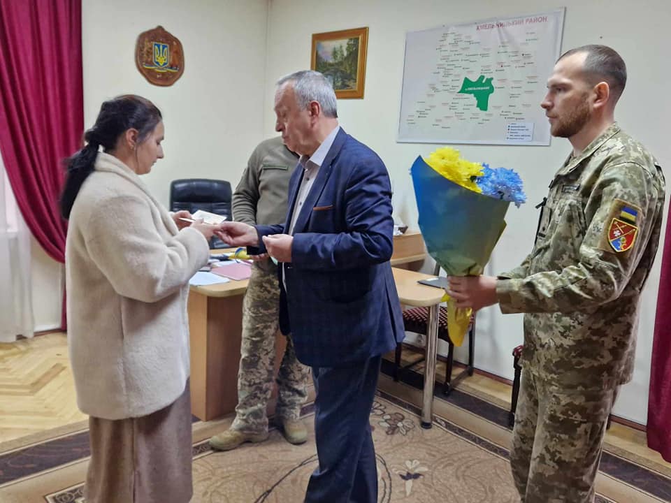 Новини Хмельницького - фото з Ордени “За мужність” вручили рідним загиблих військових з Хмельницького району Возможно, это изображение 3 человека и текст