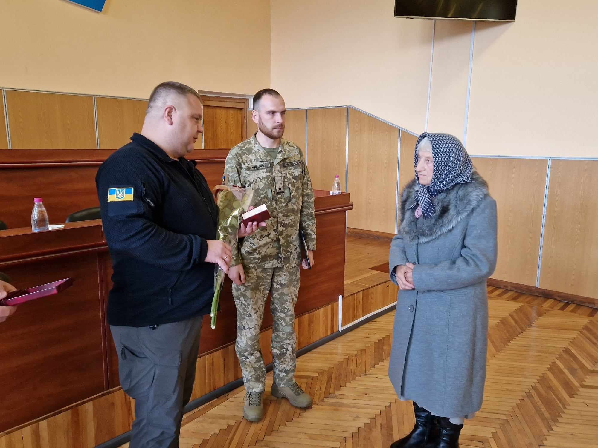 Новини Хмельницького - фото з Ордени “За мужність” вручили рідним загиблих військових з Хмельницького району Возможно, это изображение 3 человека и текст