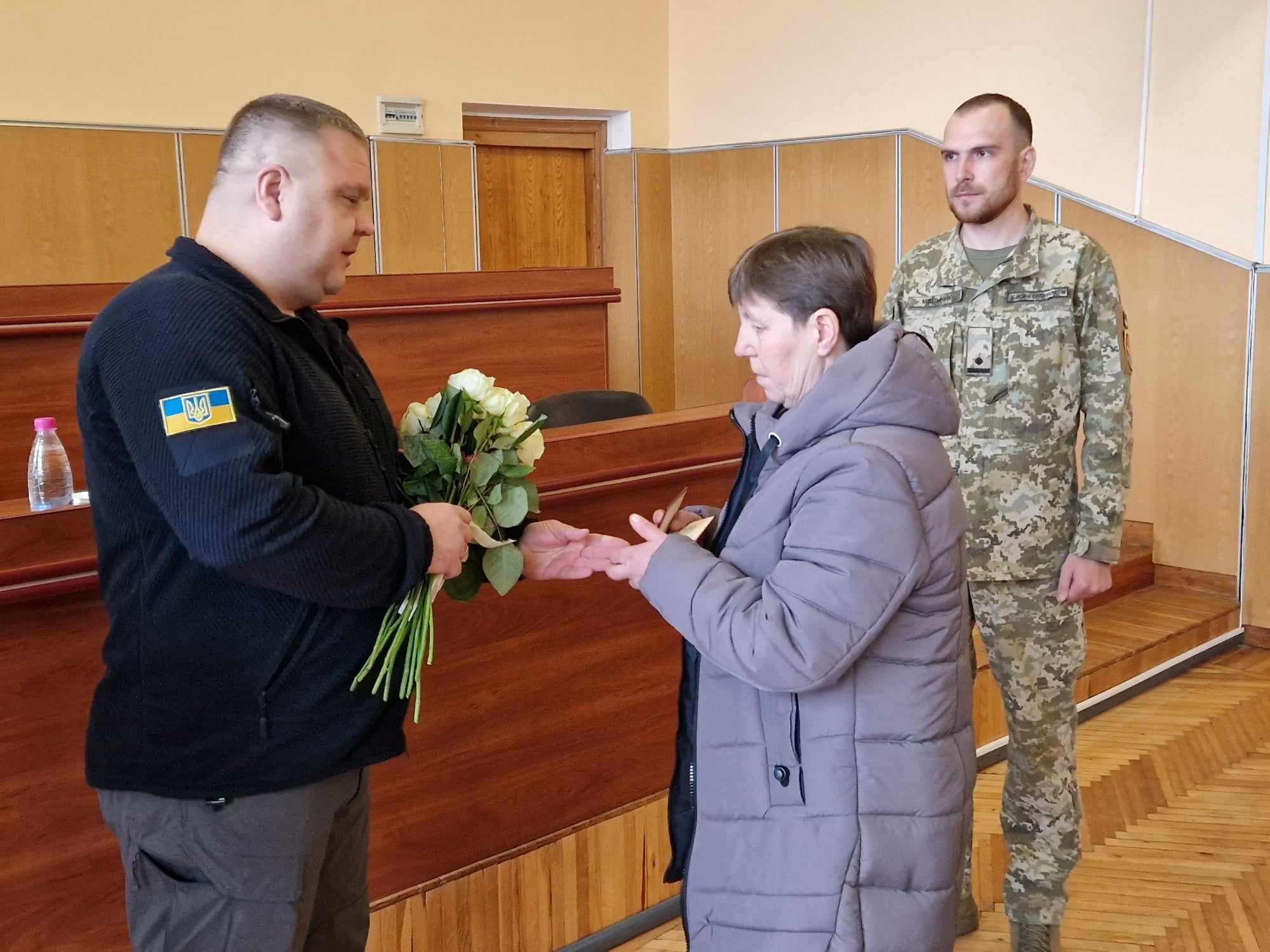 Новини Хмельницького - фото з Ордени “За мужність” вручили рідним загиблих військових з Хмельницького району Возможно, это изображение 3 человека и текст