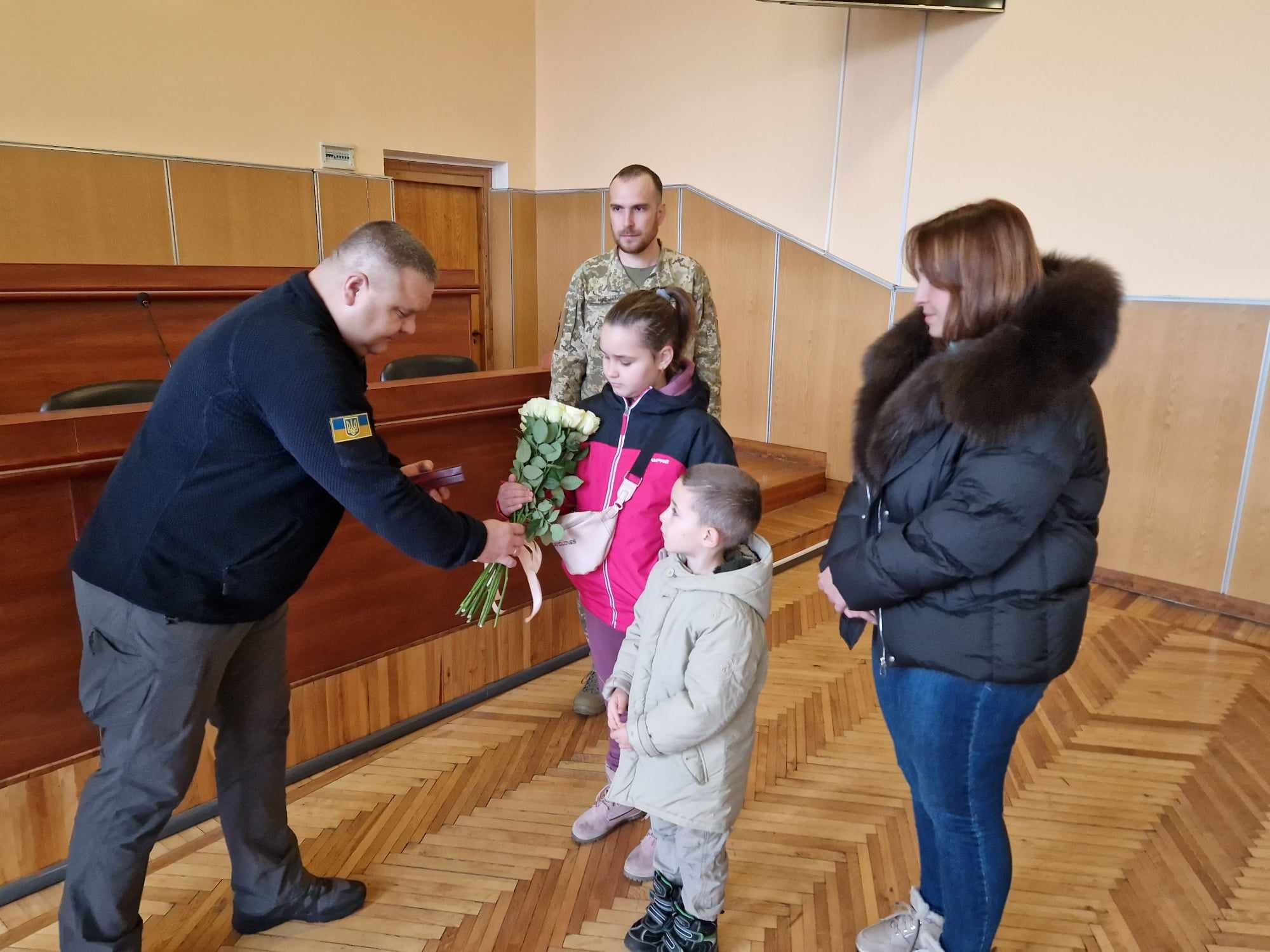 Новини Хмельницького - фото з Ордени “За мужність” вручили рідним загиблих військових з Хмельницького району Возможно, это изображение 5 человек