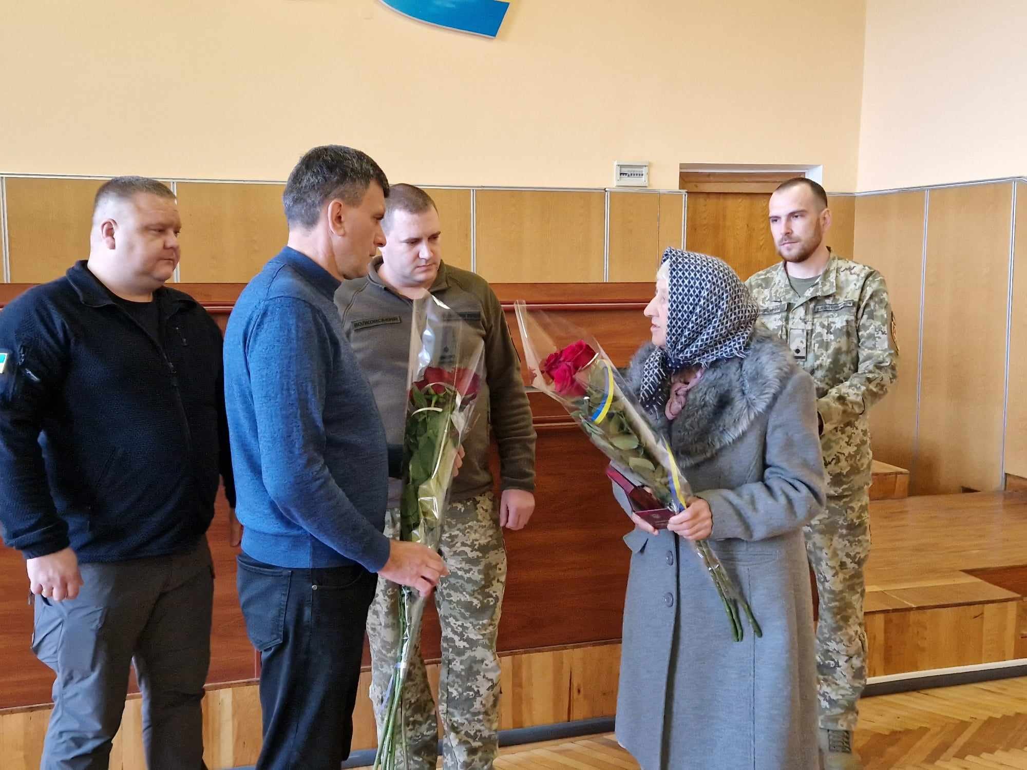 Новини Хмельницького - фото з Ордени “За мужність” вручили рідним загиблих військових з Хмельницького району Возможно, это изображение 5 человек