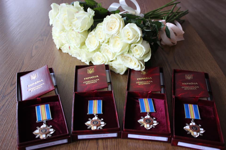 Новини Хмельницького - фото з Ордени “За мужність” вручили рідним загиблих військових з Хмельницького району Возможно, это изображение текст