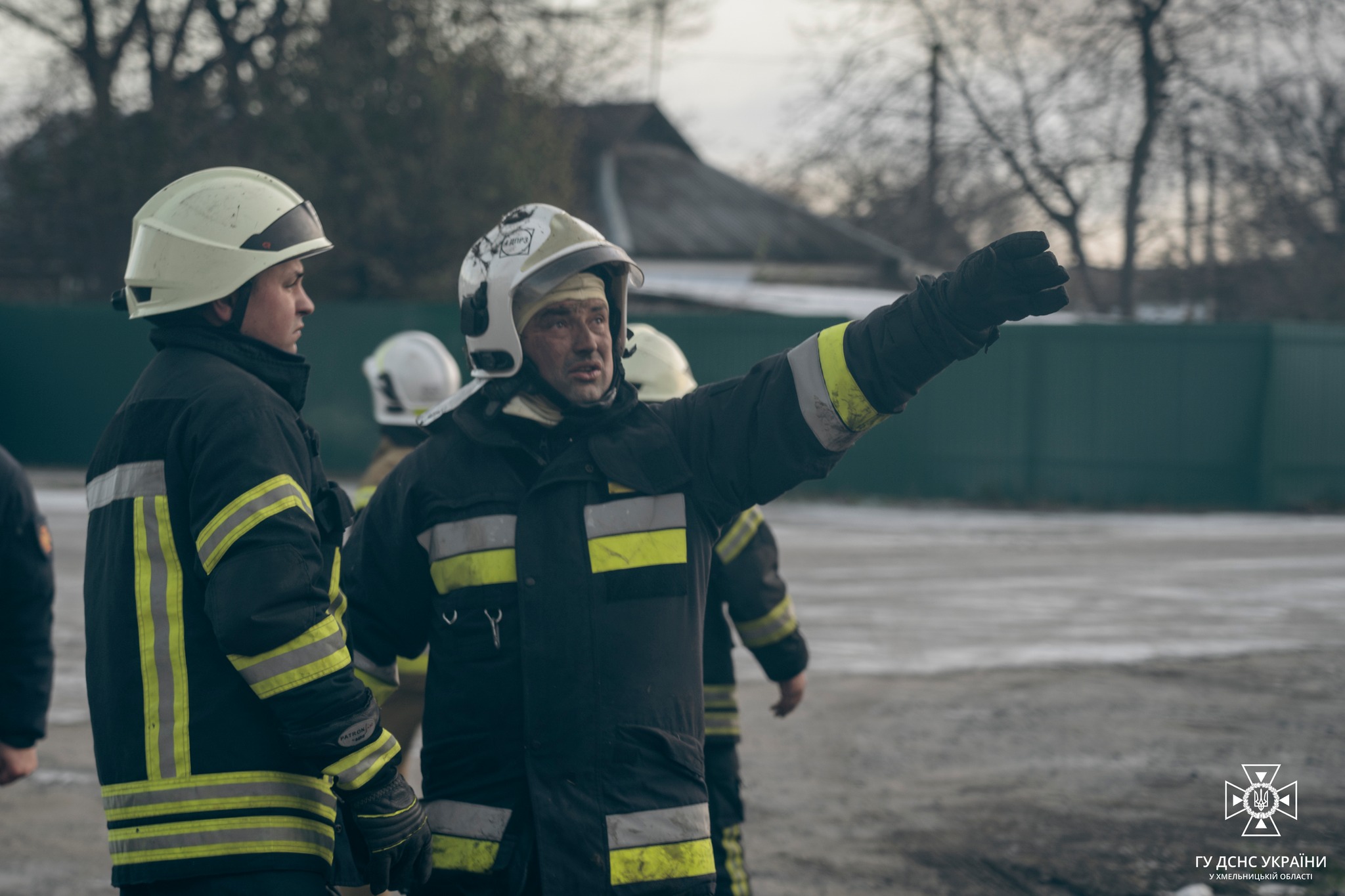 Возможно, это изображение 3 человека и текст