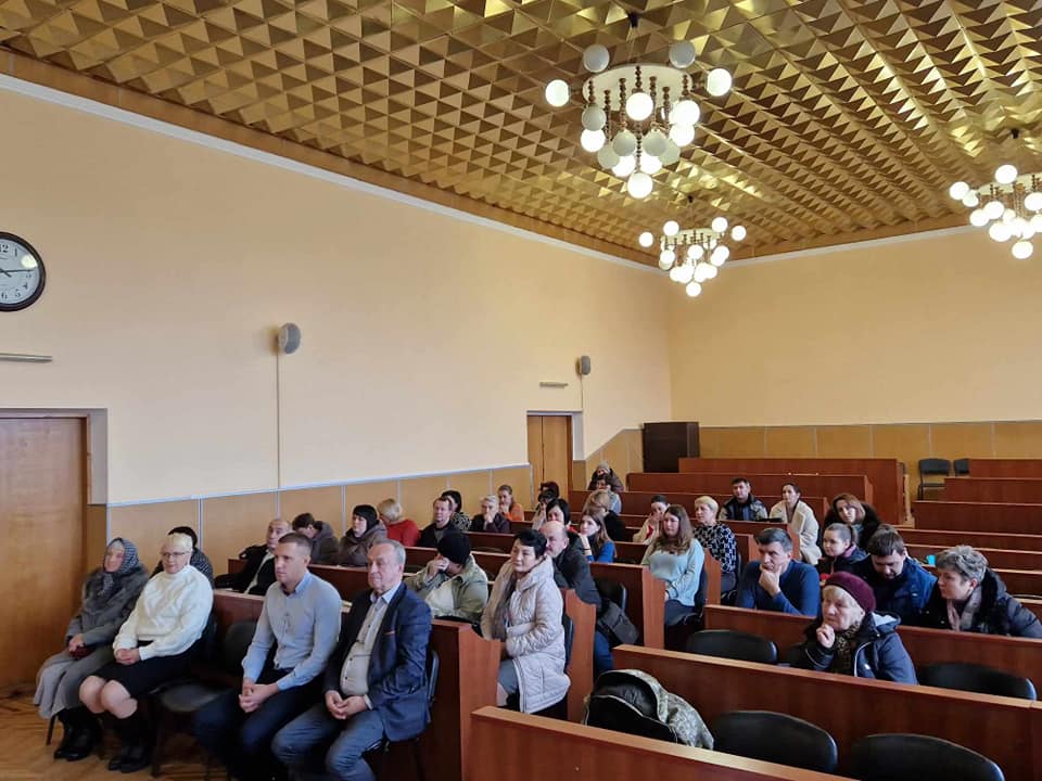 Новини Хмельницького - фото з Ордени “За мужність” вручили рідним загиблих військових з Хмельницького району Возможно, это изображение 3 человека и люди учатся