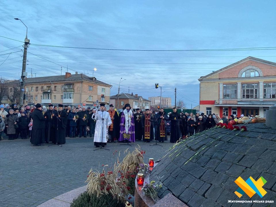 Новини Житомира - фото з Біля "Сумуючого янгола" житомиряни вшанували пам'ять жертв Голодомору
