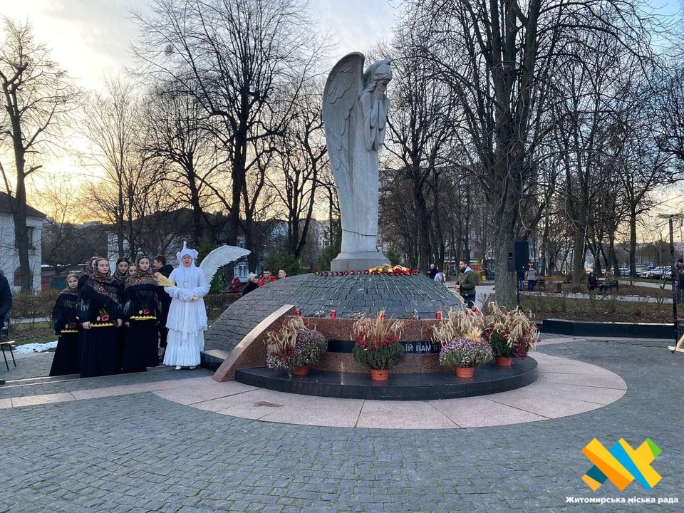 Новини Житомира - фото з Біля "Сумуючого янгола" житомиряни вшанували пам'ять жертв Голодомору