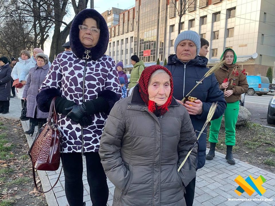Новини Житомира - фото з Біля "Сумуючого янгола" житомиряни вшанували пам'ять жертв Голодомору