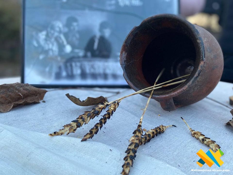 Новини Житомира - фото з Біля "Сумуючого янгола" житомиряни вшанували пам'ять жертв Голодомору