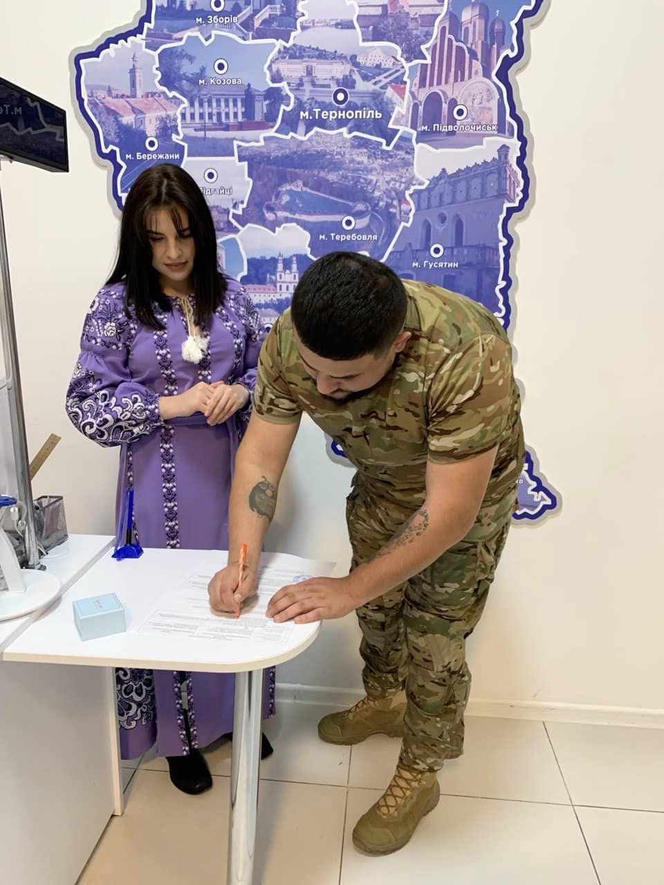 Новини Тернополя - фото з У Тернополі одружився військовий, який приїхав до коханої з Херсона