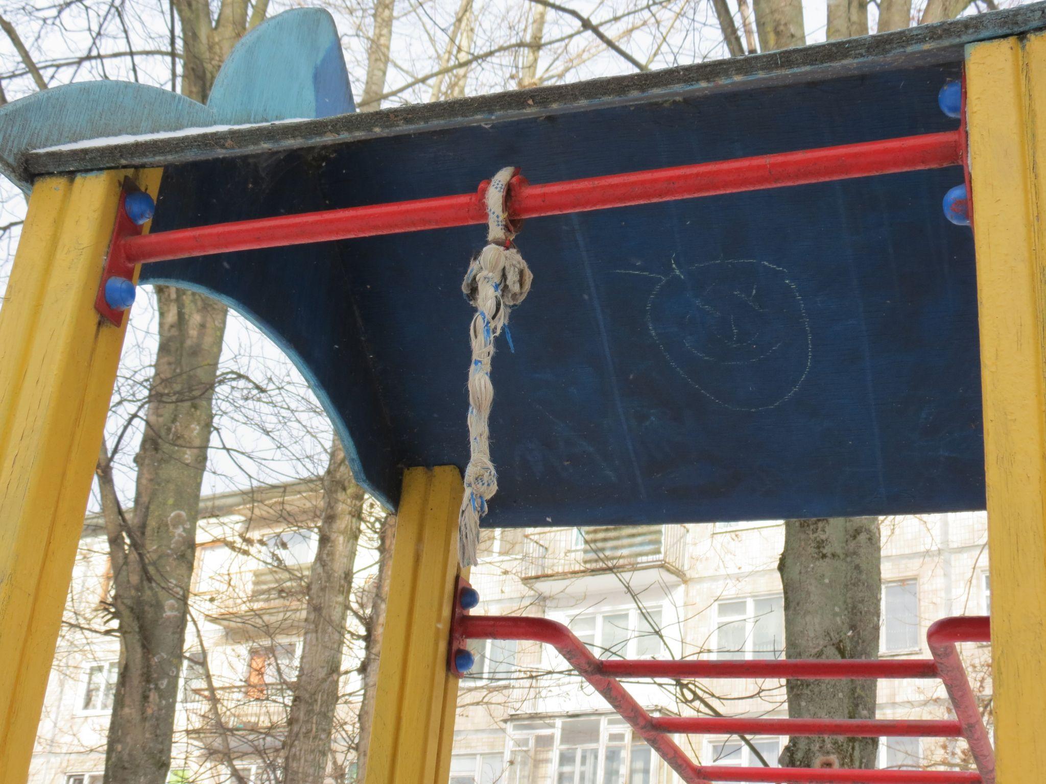 Новини Тернополя - фото з Облущилась фарба та стирчать іржаві болти: за скільки коштів відремонтують дитячий майданчик на Дружбі