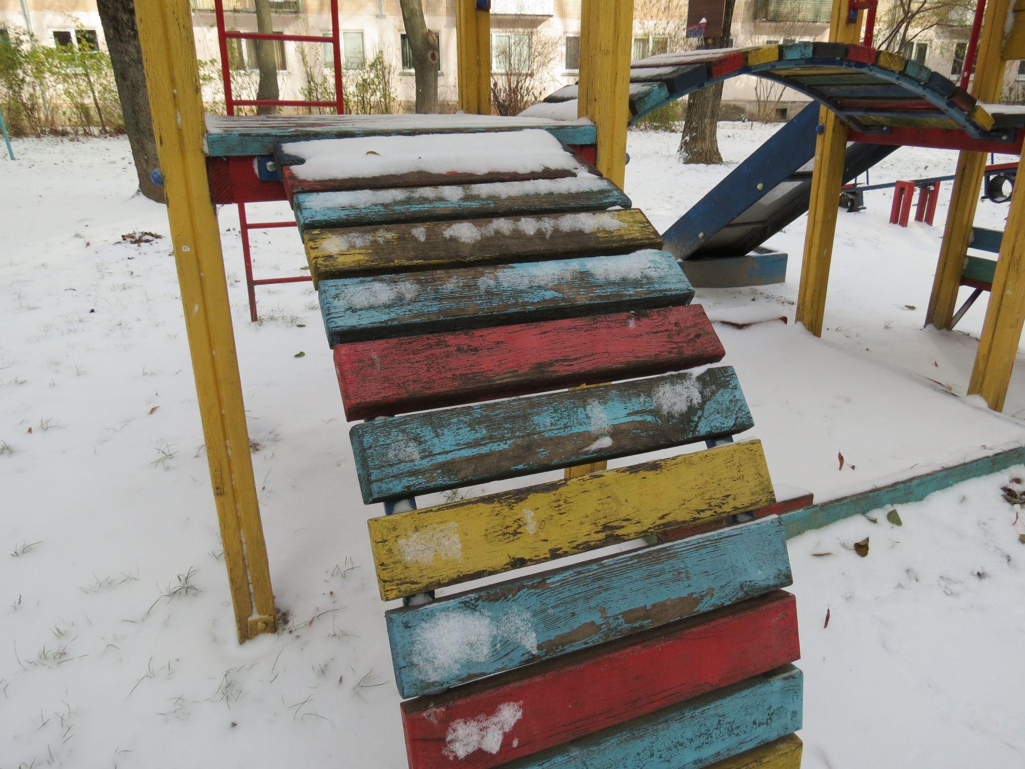 Новини Тернополя - фото з Облущилась фарба та стирчать іржаві болти: за скільки коштів відремонтують дитячий майданчик на Дружбі