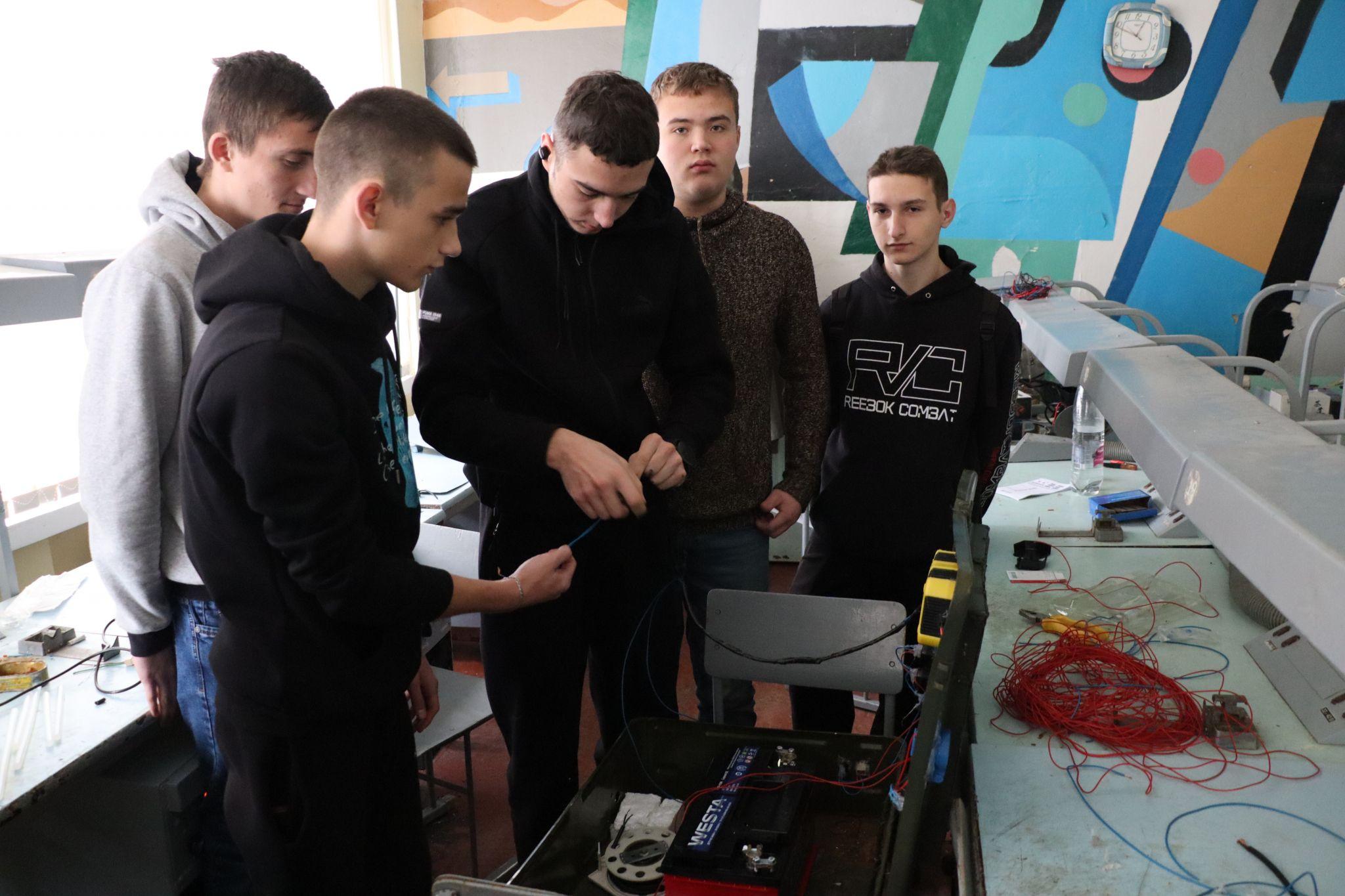Новини Вінниці - фото з Студенти невтомні: у Вінницькому технічному коледжі продовжують створювати повербанки для ЗСУ