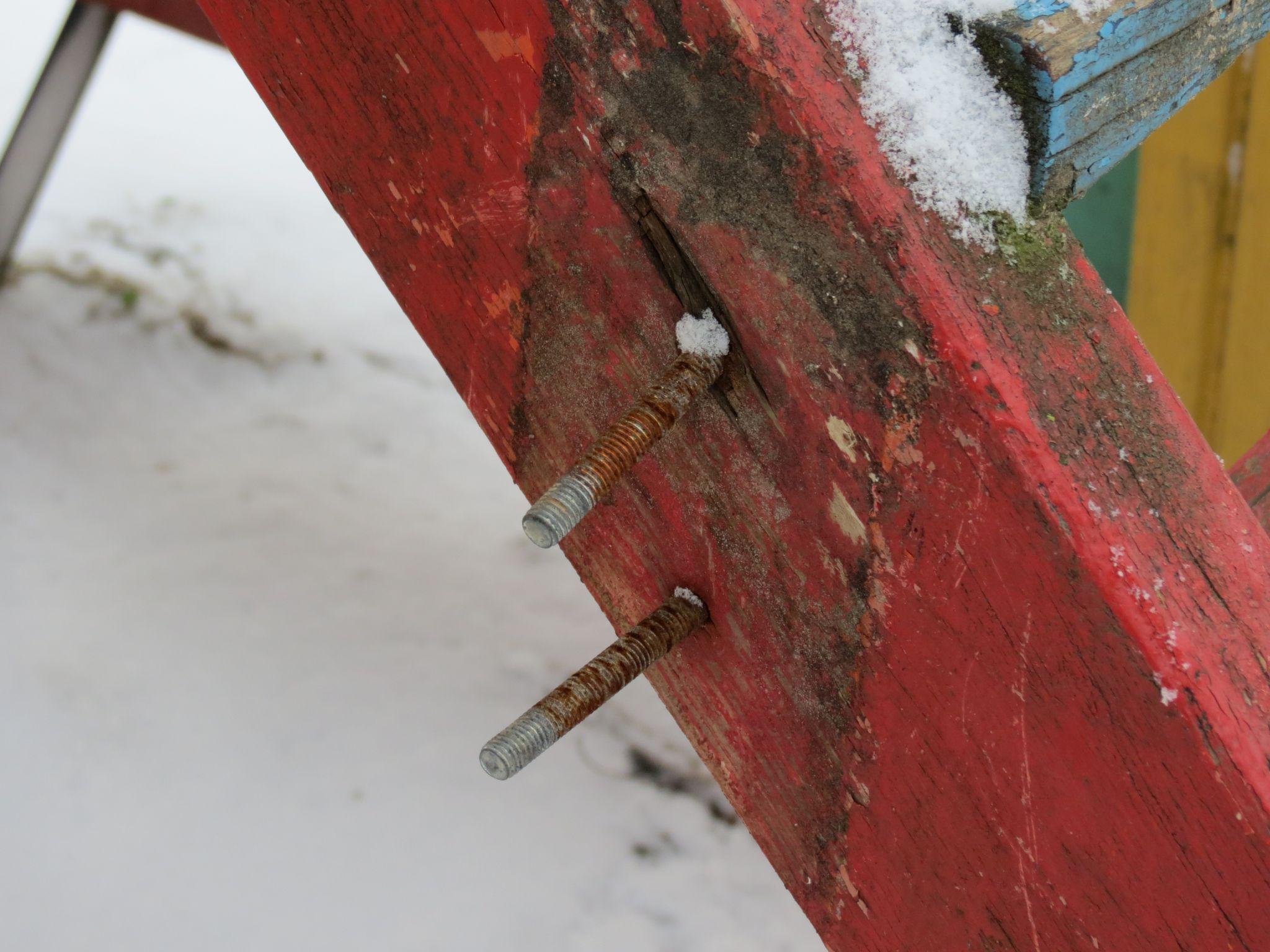 Новини Тернополя - фото з Облущилась фарба та стирчать іржаві болти: за скільки коштів відремонтують дитячий майданчик на Дружбі