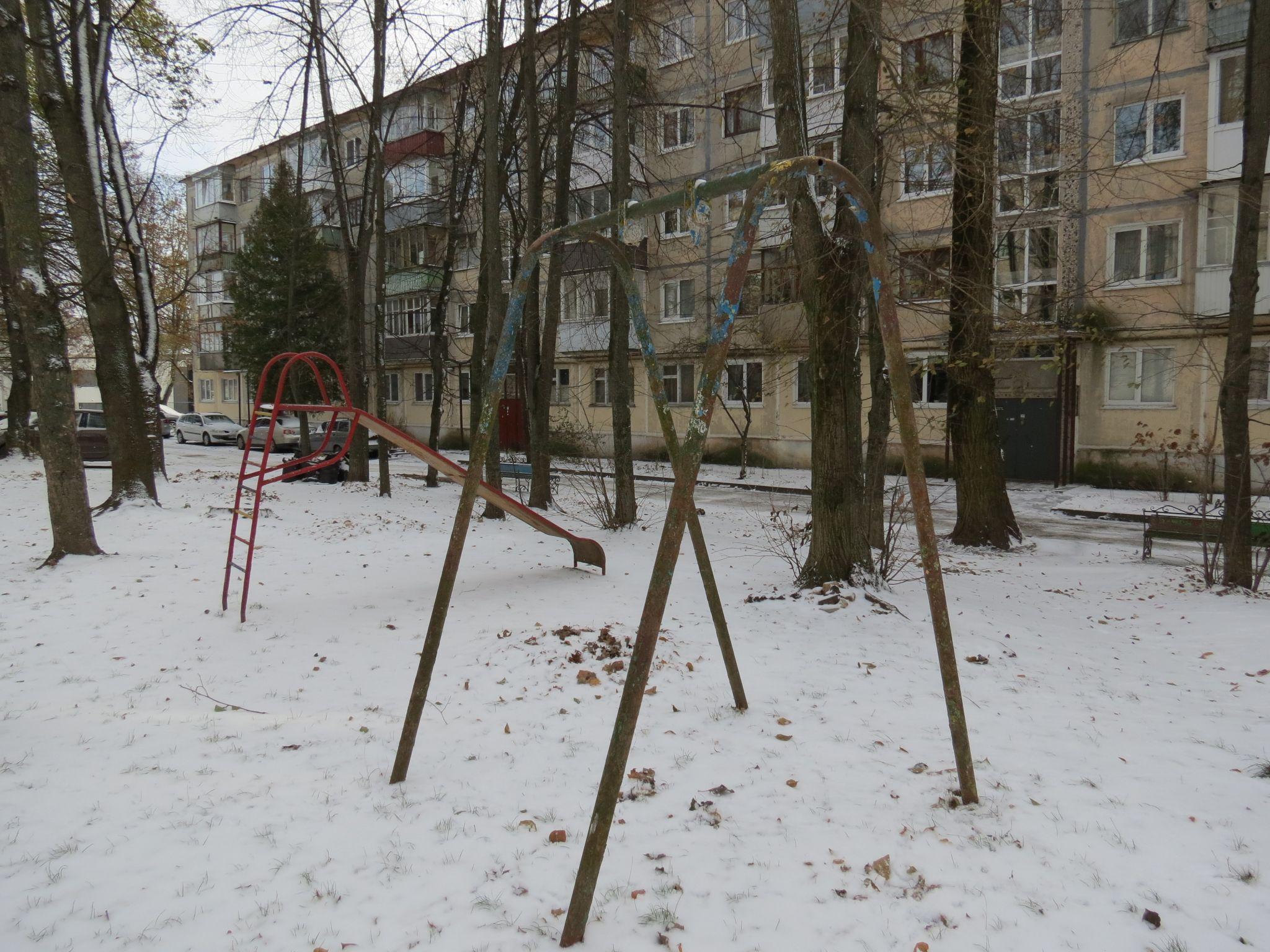 Новини Тернополя - фото з Облущилась фарба та стирчать іржаві болти: за скільки коштів відремонтують дитячий майданчик на Дружбі