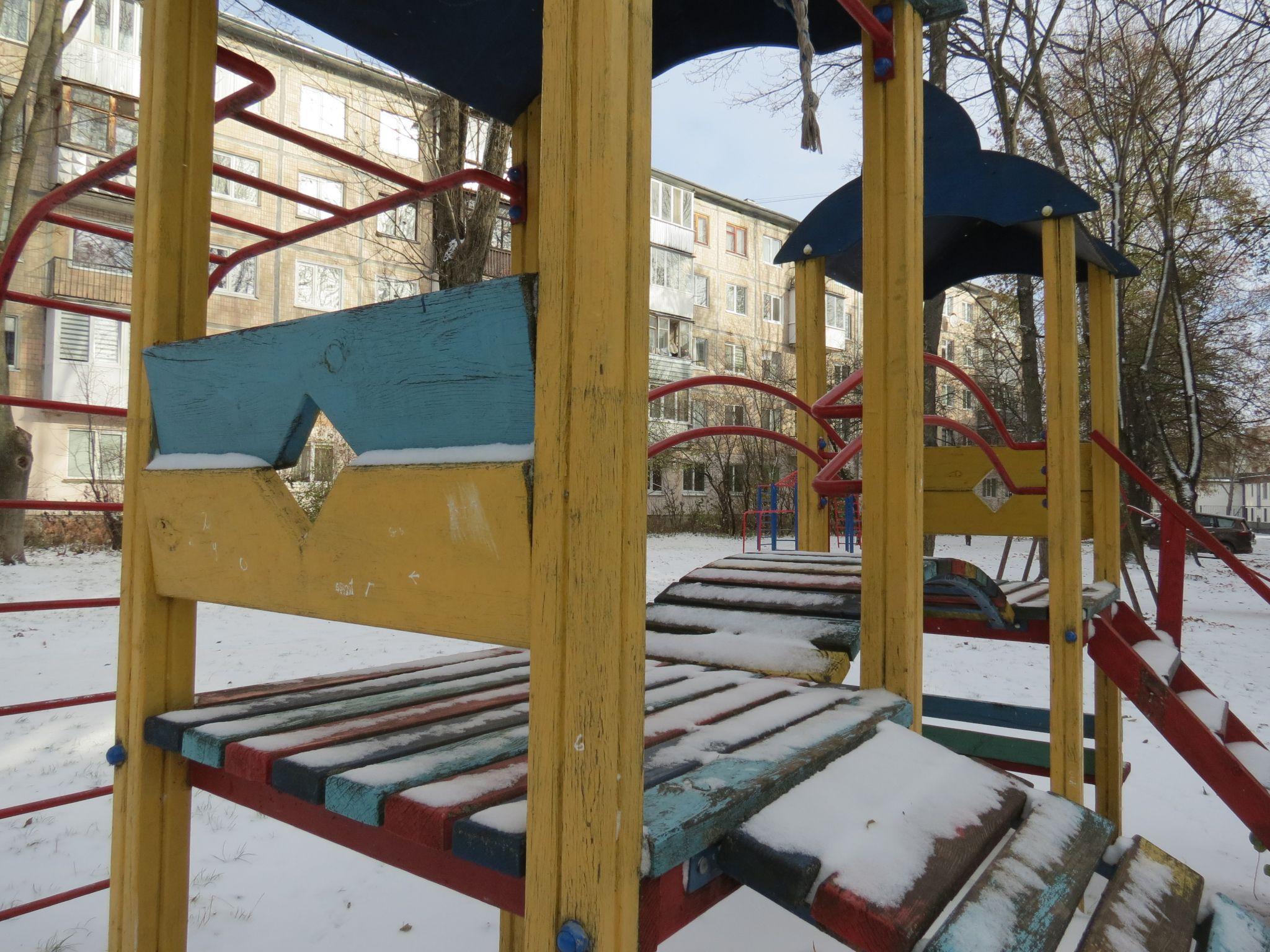 Новини Тернополя - фото з Облущилась фарба та стирчать іржаві болти: за скільки коштів відремонтують дитячий майданчик на Дружбі